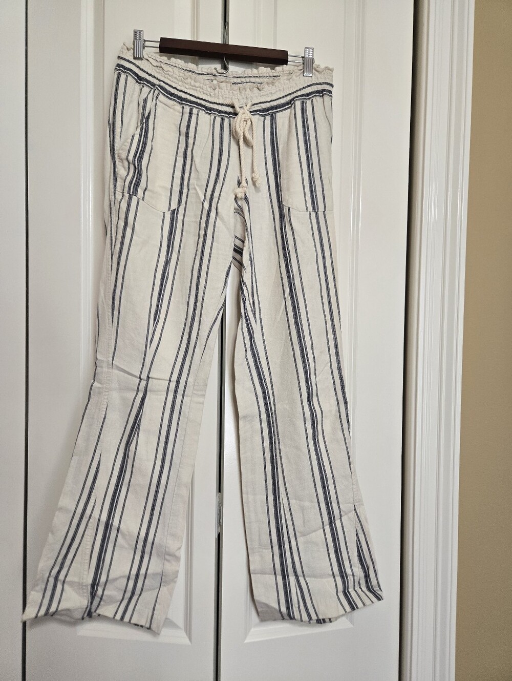 Roxy Striped Cream and Navy Women’s Drawstring Pants Size Medium